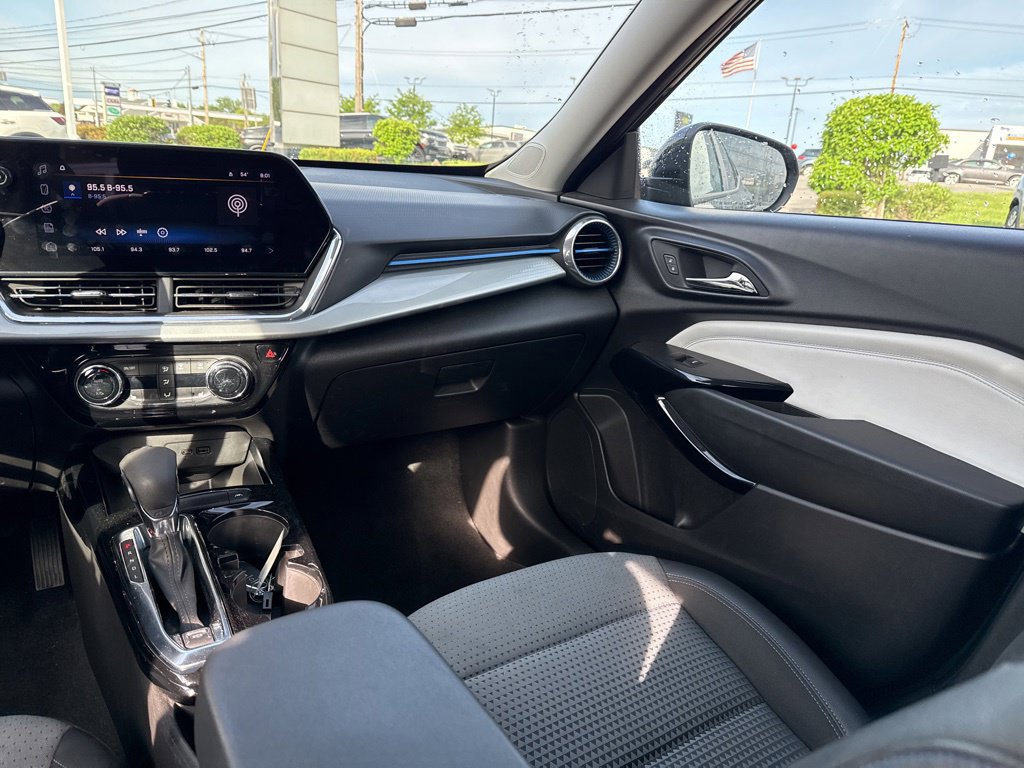 Used 2025 Chevrolet Trax LT w/ LT Convenience Package FWD image 21