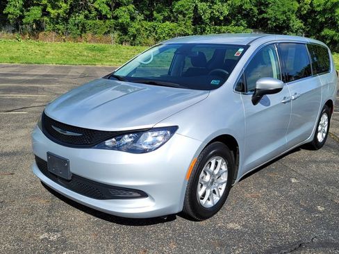 Used 2023 Chrysler Voyager LX FWD image 5