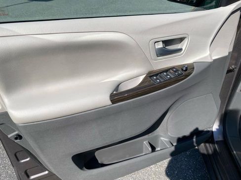 Used 2017 Toyota Sienna XLE image 10