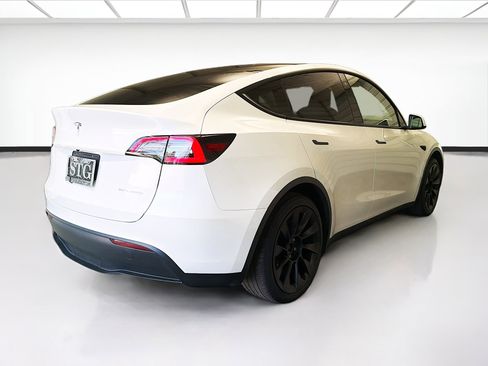 Used 2023 Tesla Model Y Long Range AWD/4WD image 4