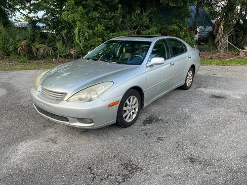 Used 2002 Lexus ES 330 w/ Premium Pkg FWD image 2