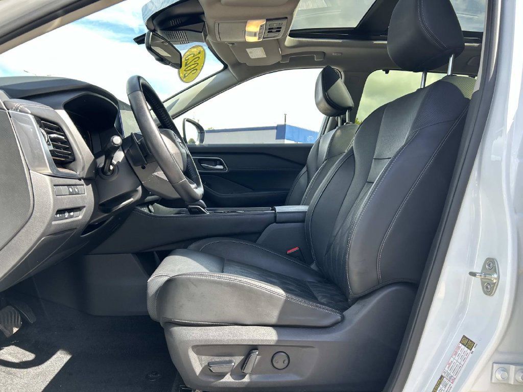 Certified 2025 Nissan Rogue Platinum w/ Platinum Premium Package FWD image 14