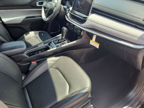 Used 2024 Jeep Compass Latitude image 24