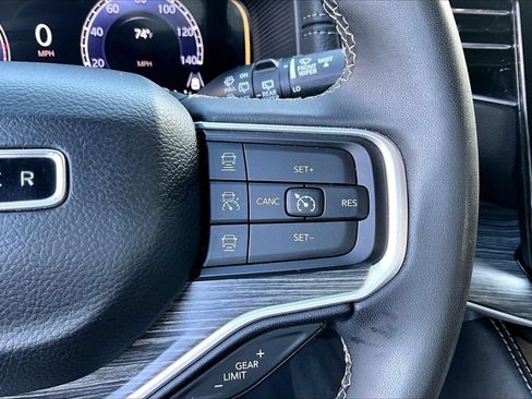 Certified 2024 Jeep Wagoneer L Series II w/ Flexible Seating Group AWD/4WD image 30