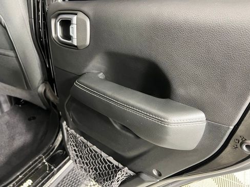 Used 2020 Jeep Wrangler Unlimited Sahara image 31