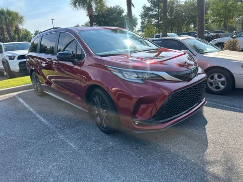 Used 2023 Toyota Sienna XSE w/ XSE Plus Package FWD image 2