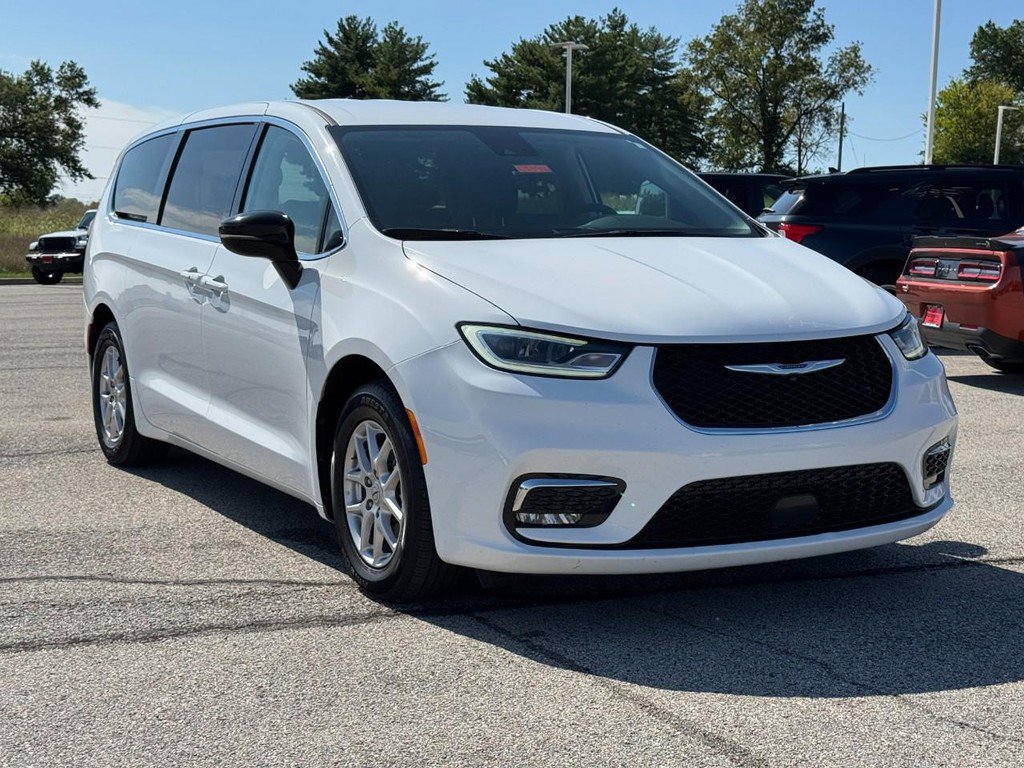 Used 2024 Chrysler Pacifica Touring-L FWD image 2