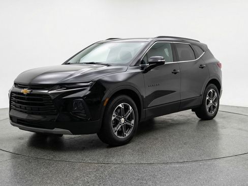 Used 2025 Chevrolet Blazer LT FWD image 3