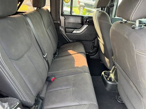 Used 2017 Jeep Wrangler Unlimited Sahara w/ Connectivity Group image 19