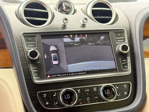 Used 2019 Bentley Bentayga V8 image 32