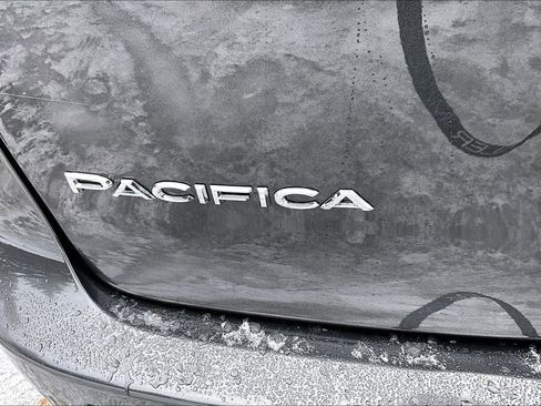 Used 2019 Chrysler Pacifica Touring-L image 27