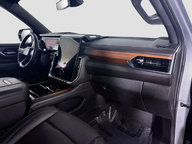 Used 2025 GMC Yukon Denali RWD image 29