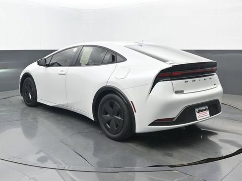 Used 2025 Toyota Prius LE image 3