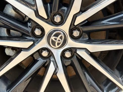 Used 2024 Toyota Camry SE FWD image 11