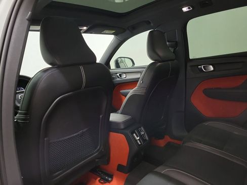 Used 2019 Volvo XC40 T5 R-Design image 14