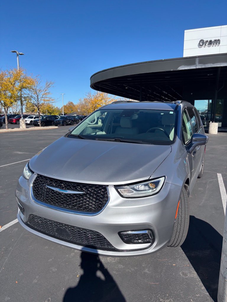 Used 2021 Chrysler Pacifica Touring-L FWD image 1