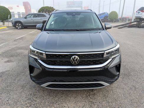 Certified 2024 Volkswagen Taos SE w/ Panoramic Sunroof Package image 12