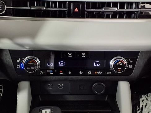 Used 2025 Mitsubishi Outlander AWD image 18