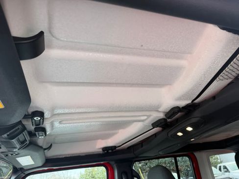 Used 2025 Jeep Wrangler Sahara image 27