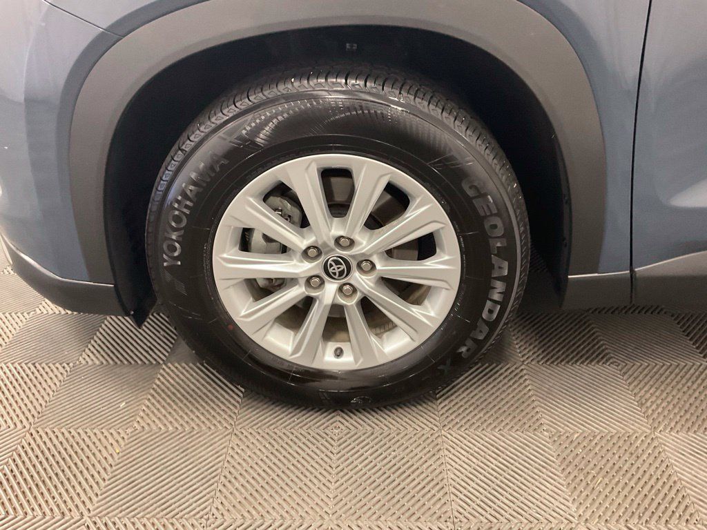 Used 2025 Toyota Grand Highlander AWD image 16