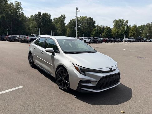 Used 2024 Toyota Corolla SE FWD image 2