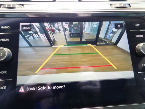 Used 2020 Volkswagen Tiguan SE image 36