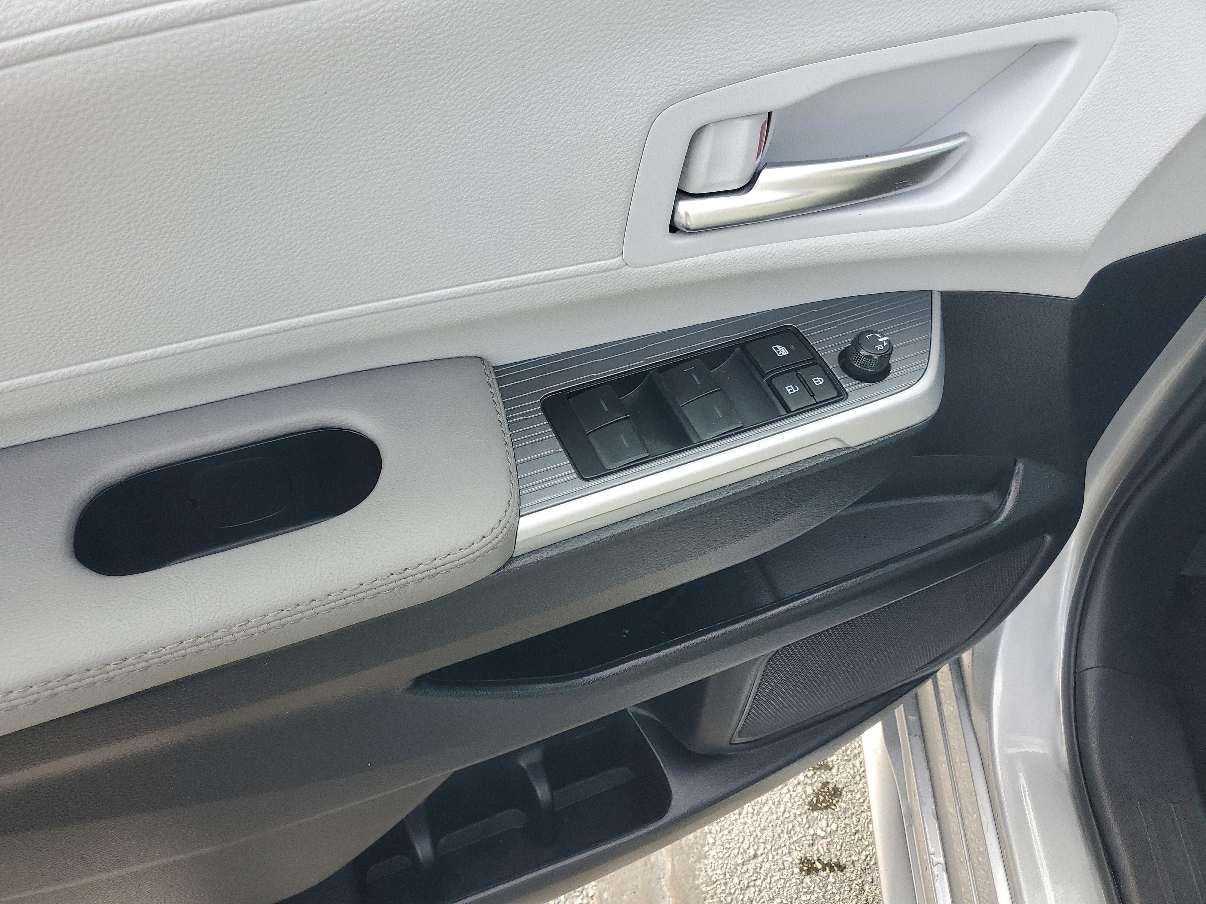 Certified 2025 Toyota Sienna XLE FWD image 22