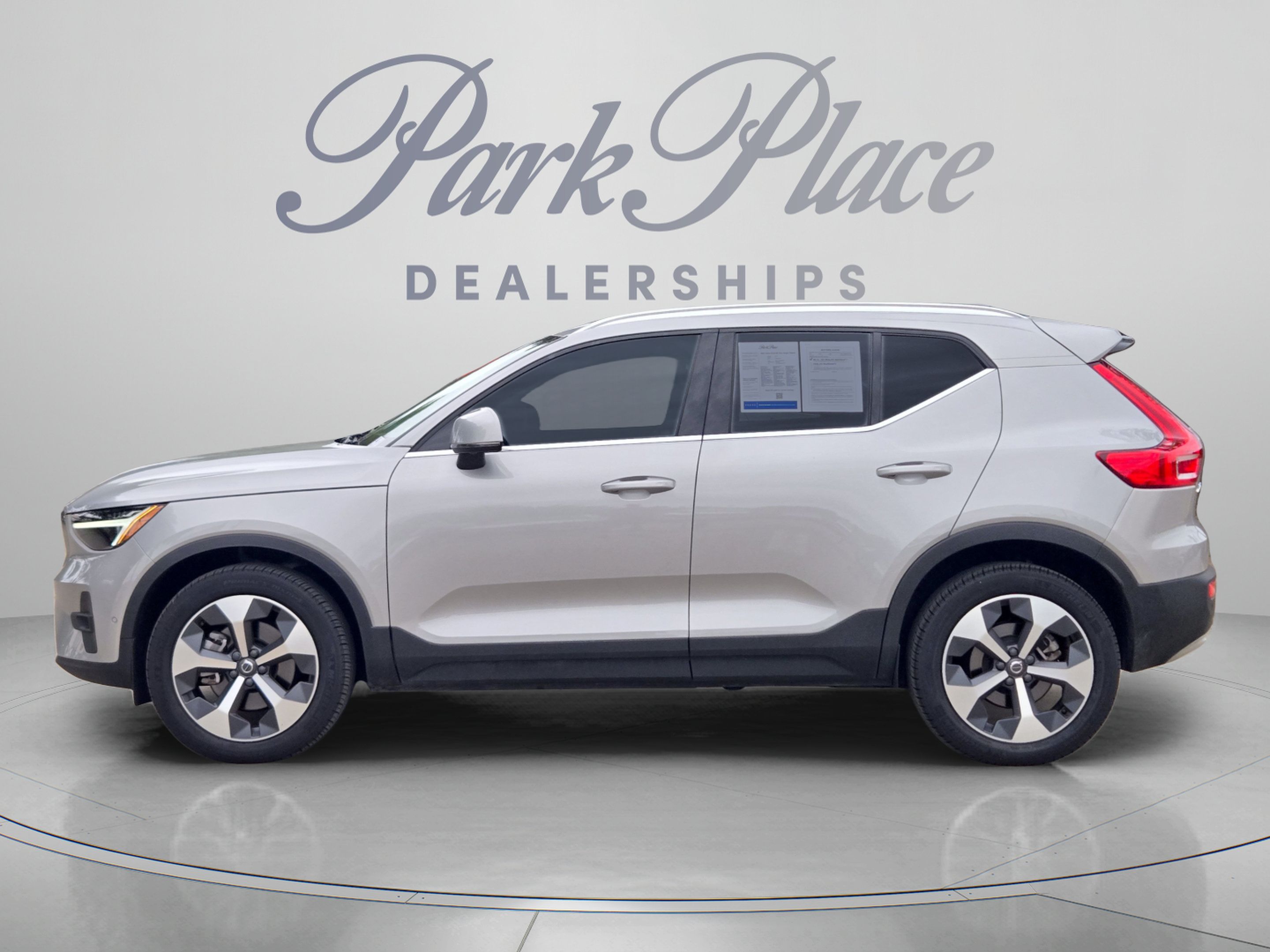 Used 2023 Volvo XC40 B5 Plus w/ Protection Package Premier AWD/4WD image 2