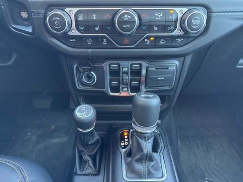 Used 2025 Jeep Wrangler Unlimited Sahara AWD/4WD image 16