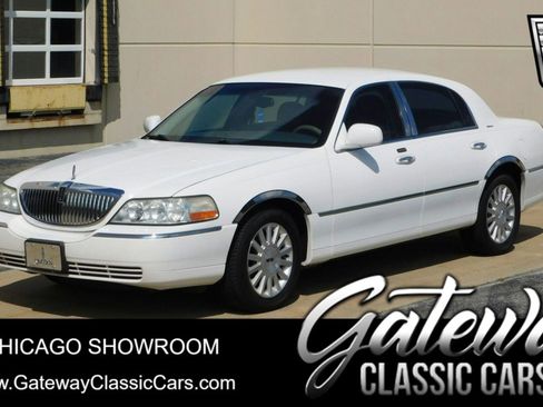 Used 2003 Lincoln Town Car Executive image 1