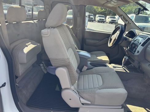 Used 2014 Nissan Frontier SV w/ SV Value Truck Package AWD/4WD image 13