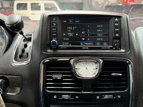 Used 2014 Chrysler Town & Country Touring FWD image 18