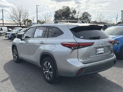 Used 2021 Toyota Highlander XLE image 7