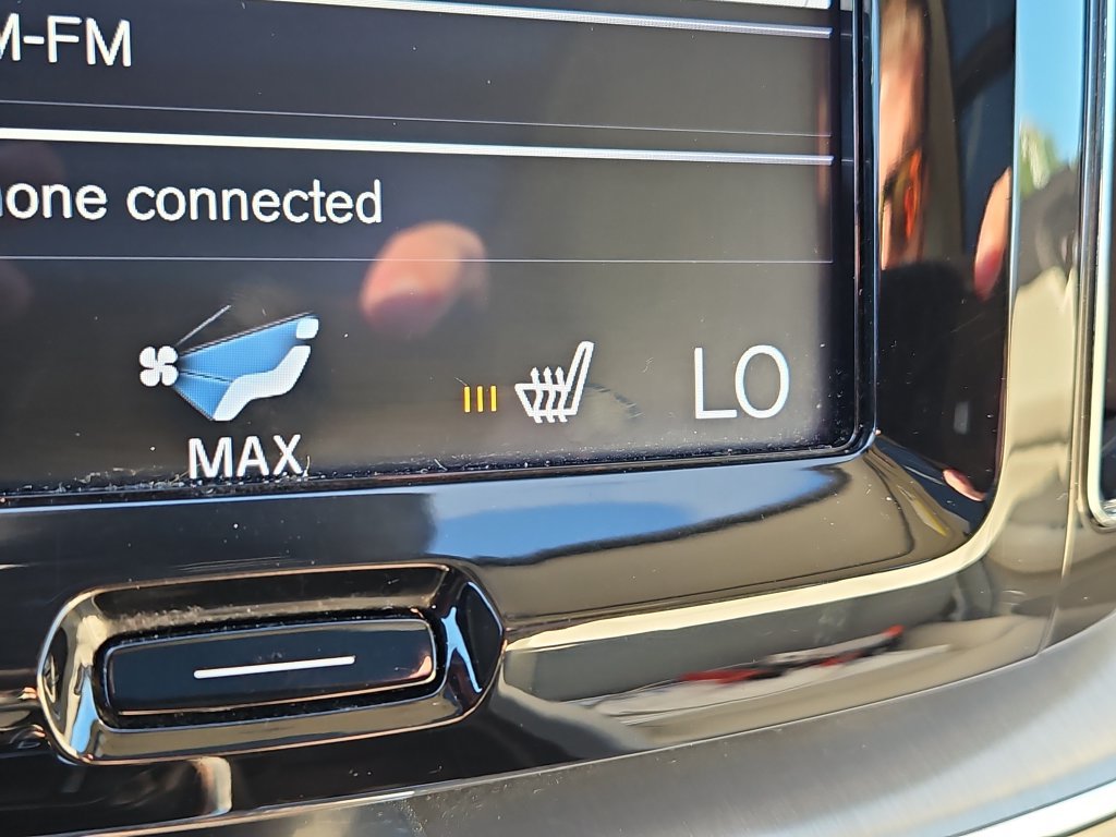 Used 2019 Volvo XC60 T6 Momentum w/ Multimedia Package AWD/4WD image 22