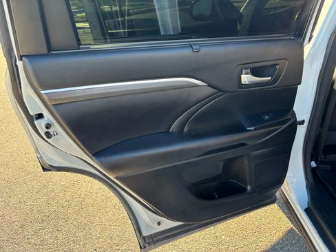 Used 2017 Toyota Highlander SE image 19