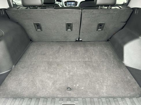 Used 2023 GMC Terrain SLT image 16