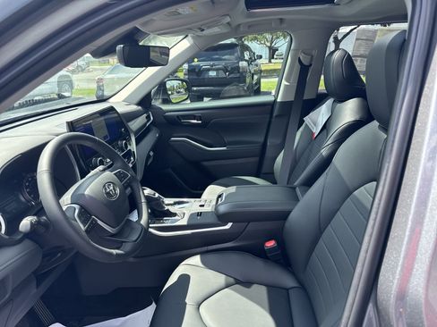 New 2025 Toyota Highlander XLE image 13