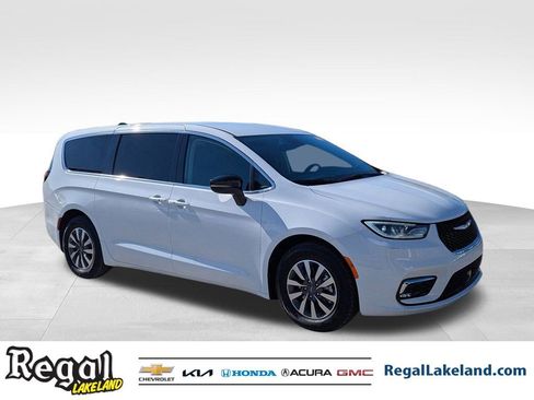 Used 2024 Chrysler Pacifica Select image 1