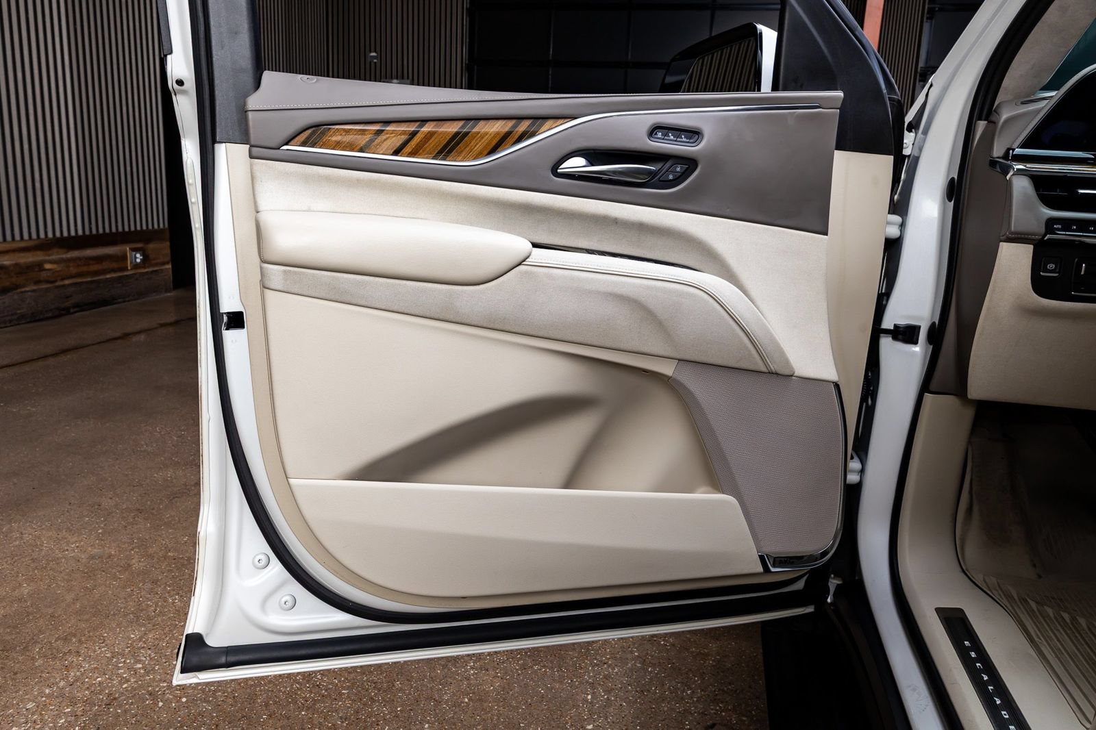 Used 2022 Cadillac Escalade Sport Platinum AWD/4WD image 36