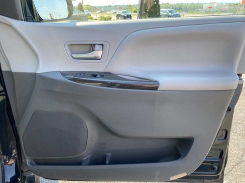 Used 2016 Toyota Sienna XLE w/ XLE Navigation Package AWD/4WD image 16