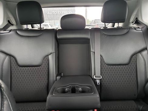 Used 2018 Jeep Compass Latitude w/ Popular Equipment Group FWD image 15