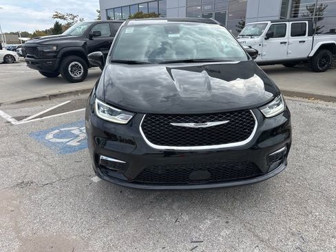 New 2026 Chrysler Pacifica Select image 9