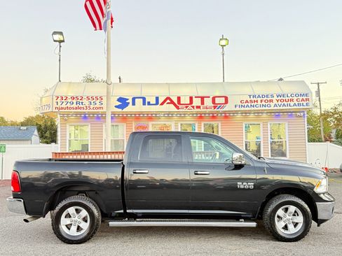 Used 2018 RAM 1500 Classic SLT w/ Luxury Group image 3