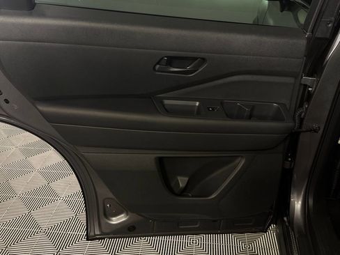 Used 2024 Nissan Pathfinder S image 27