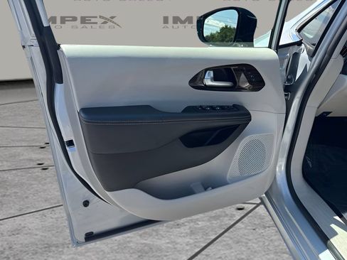 Used 2023 Chrysler Pacifica Limited FWD image 17