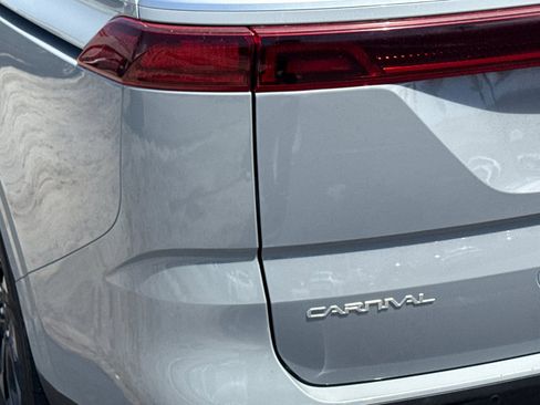 Used 2024 Kia Carnival EX FWD image 27