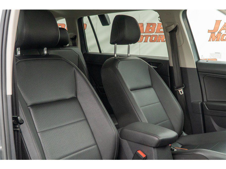 Used 2020 Volkswagen Tiguan SE w/ Panoramic Sunroof Package FWD image 7
