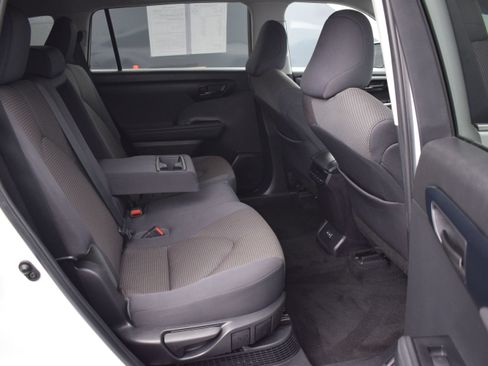 Used 2023 Toyota Highlander LE AWD/4WD image 11
