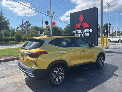 Used 2022 Kia Seltos SX w/ Sunroof Package AWD/4WD image 3