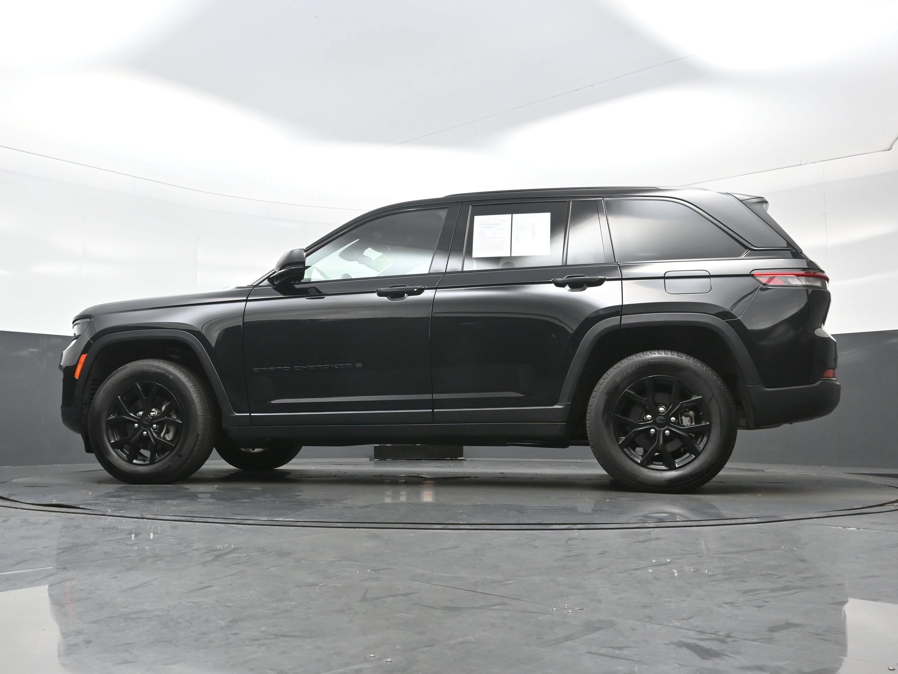 Used 2025 Jeep Grand Cherokee Altitude AWD/4WD image 27